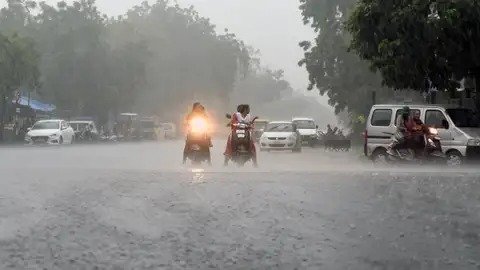 Vadodara: 10 mm rain yesterday evening, waterlogged